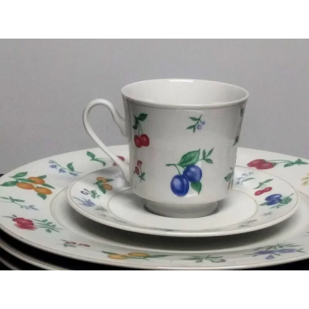 ROYAL MAJESTIC CHELSEA FINE CHINA 3 Dinner plates 1 cup 1 saucer 8432 Beautiful